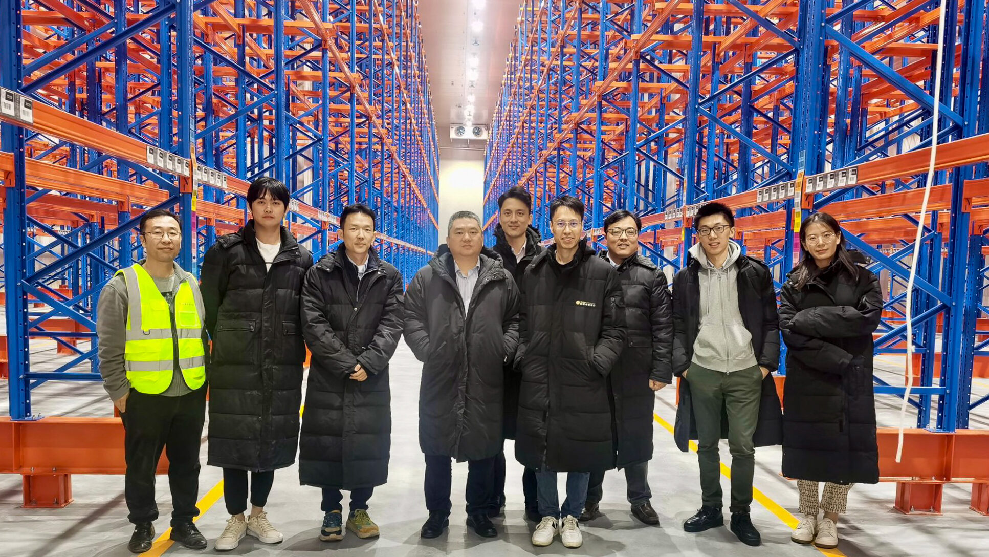 Mr. John Chan, (Fourth Right) / 陳建中先生 (右四)Mr. Oscar Hui (Middle) / 許嘉先生（中間）Mr. Wei Pan (Fourth Left)  / 潘煒先生（左四）