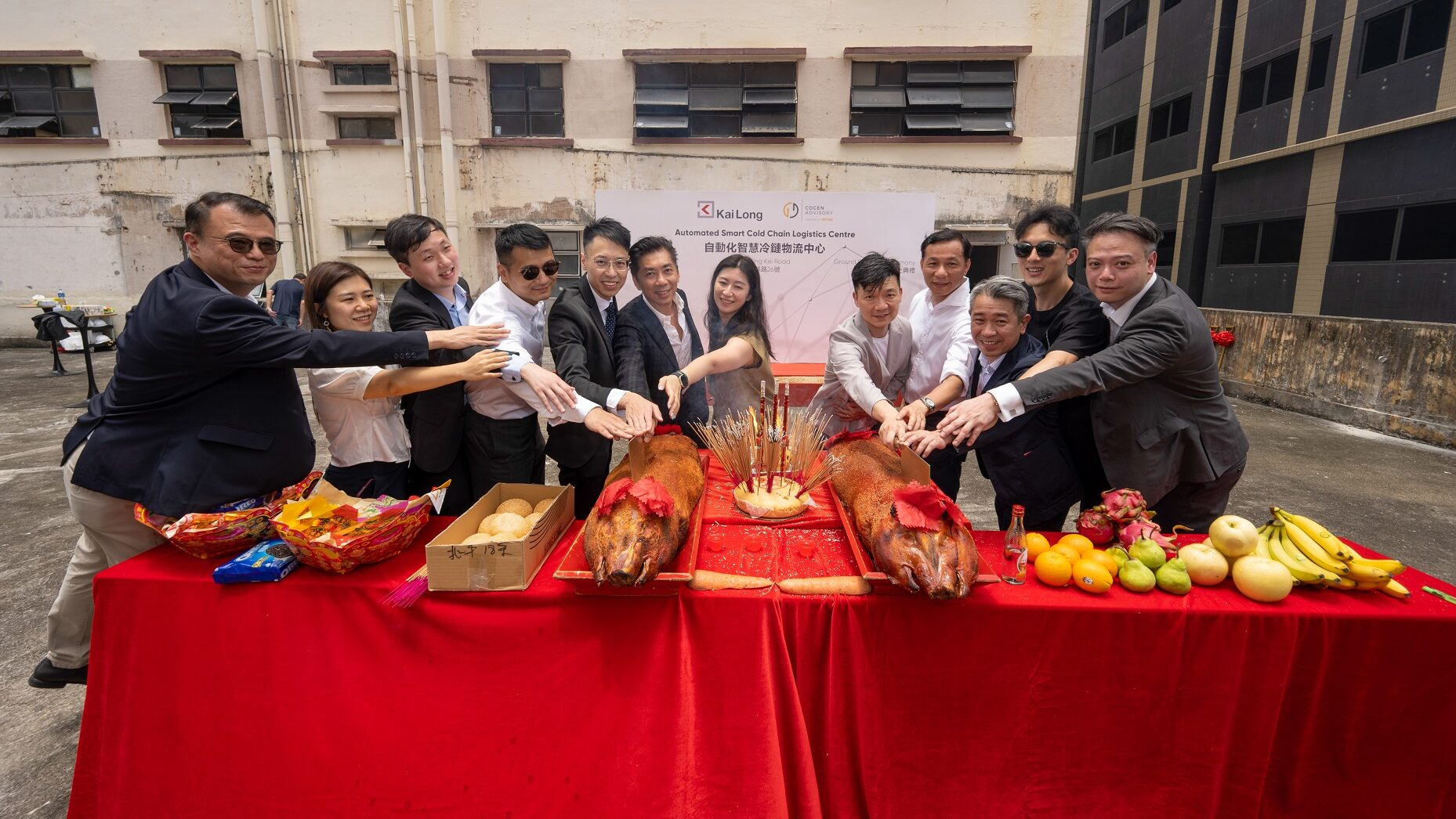 域塔物流科技集团旗下共进顾问有限公司代表，总承建商淦铠工程集团代表，域合顾问有限公司代表及智慧物流方案思谋科技集团代表亦一同出席见证。