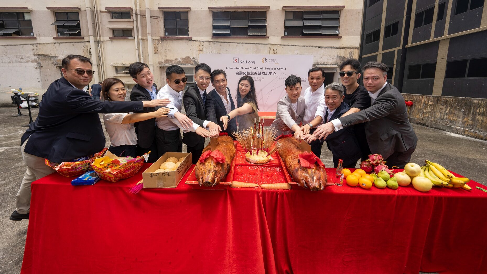 Representatives from Cogen Advisory Limited, a subsidiary of Reitar Logtech Group, Kamui Construction & Engineering Group, the main contractor, Reithub Consulting Limited, and SmartMore, the IT architect of intelligent logistics solutions, also attended the ceremony as witnesses.