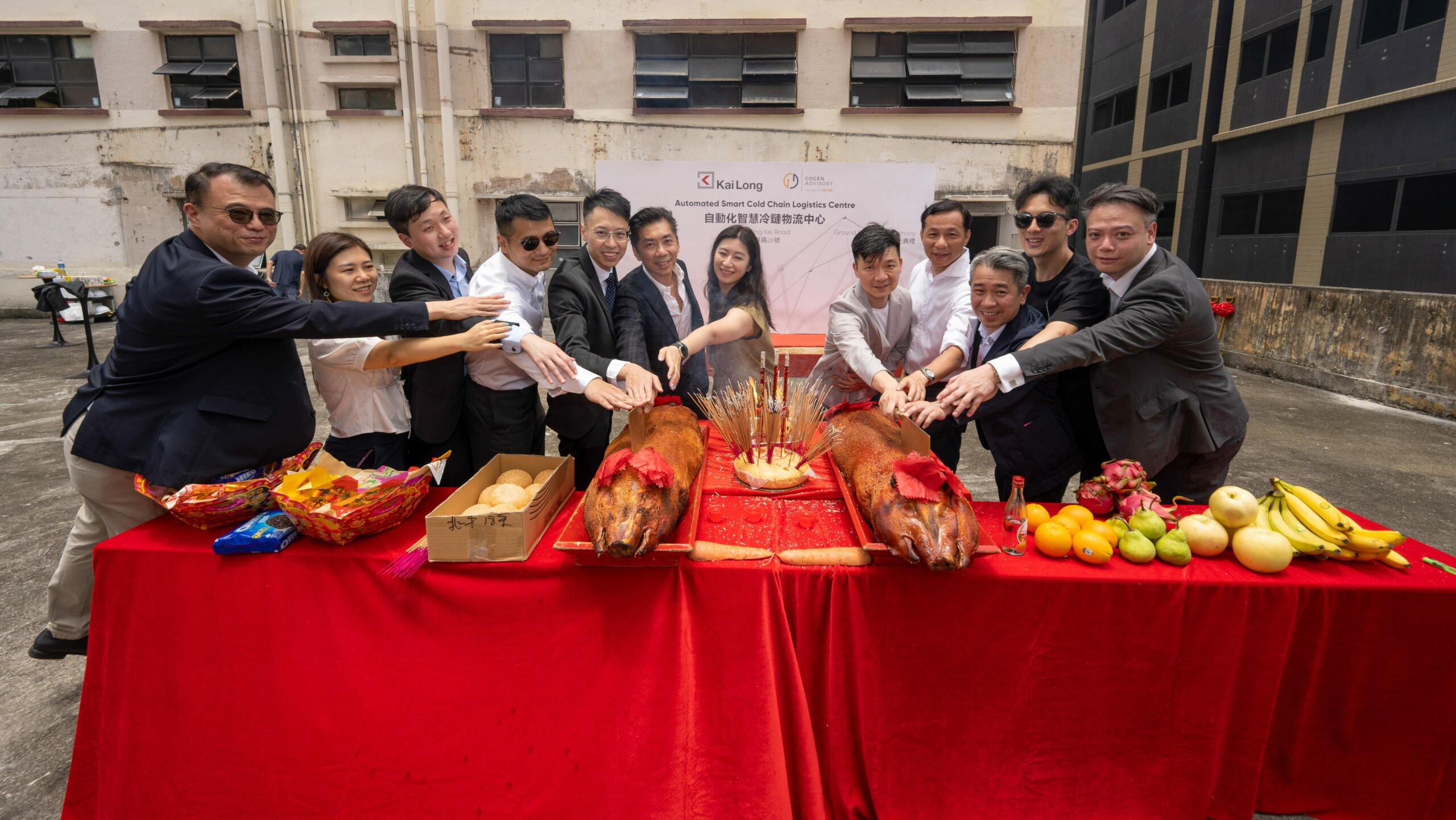 域塔物流科技集團旗下共進顧問有限公司代表，總承建商淦鎧工程集團代表，域合顧問有限公司代表及智慧物流方案思謀科技集團代表亦一同出席見證。