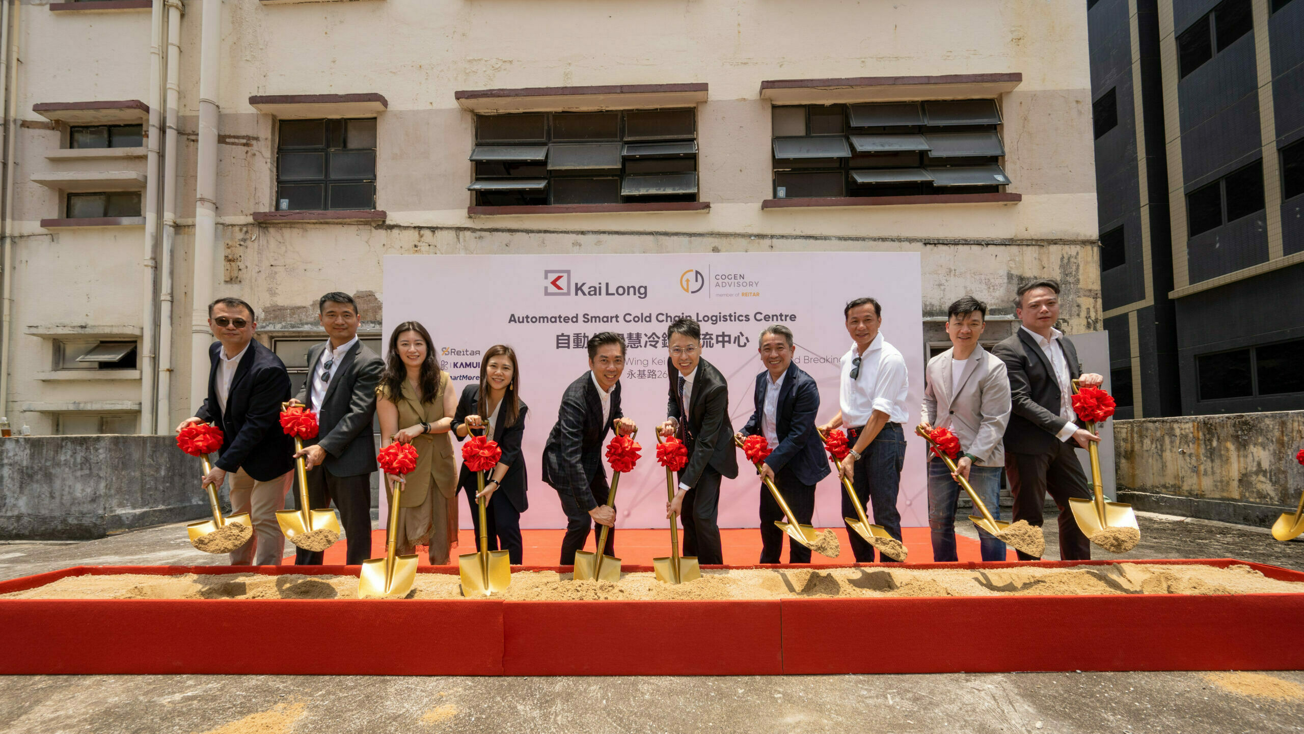 Mr. Ivan Ho, Chief Executive Officer (Hong Kong, China) of KaiLong Group (fifth from left), and Mr. John Chan, Chairman and Managing Director of Reitar Logtech Group (sixth from left), together with other guests, hosted the groundbreaking ceremony.