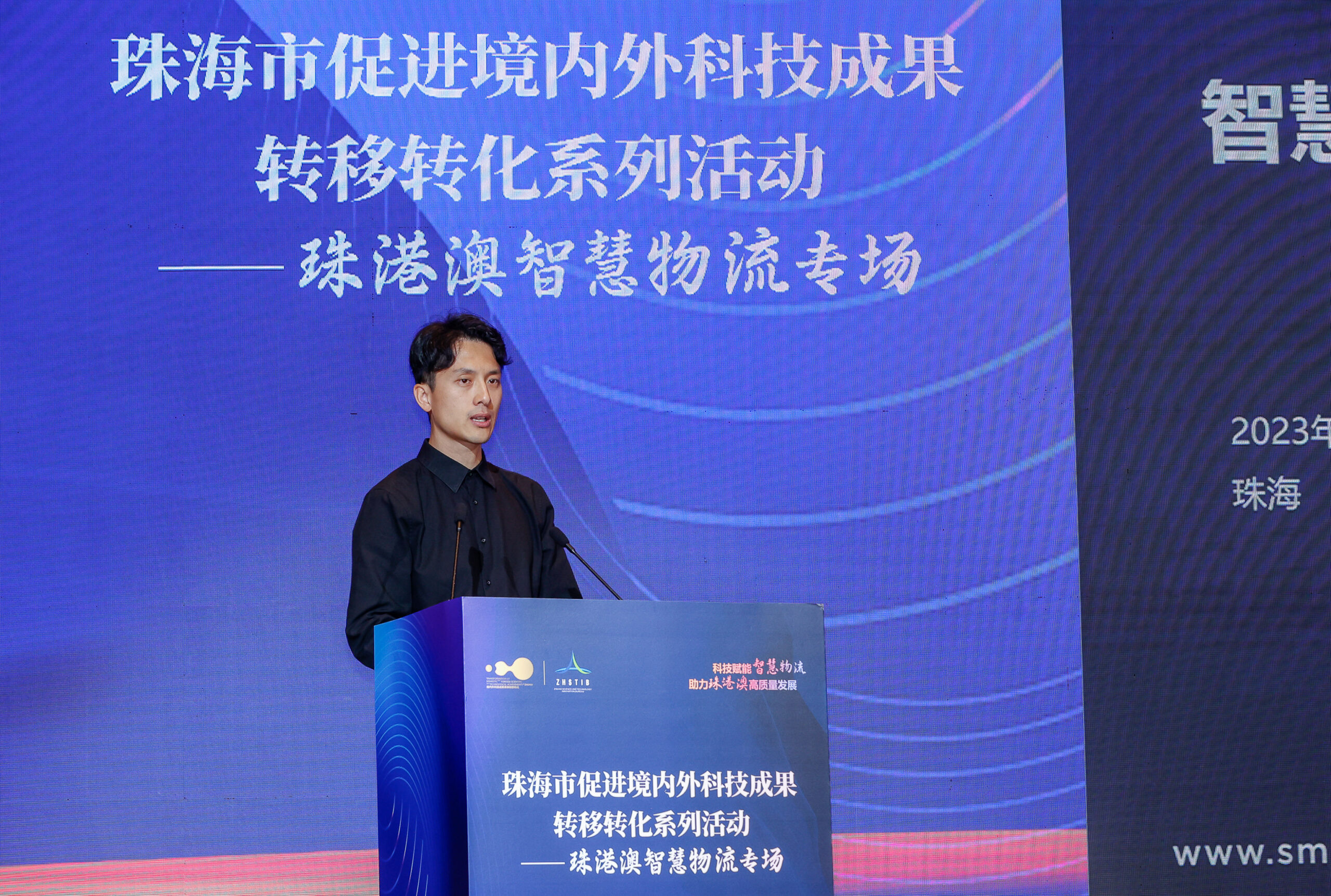 思谋物流科技集团行政总裁许嘉先生演说以「智慧物流园创新营运模式新基准」为题，提出以「物流大脑」推动智慧物流，将AI科技融入物流管理，创立物流营运模式新基准。