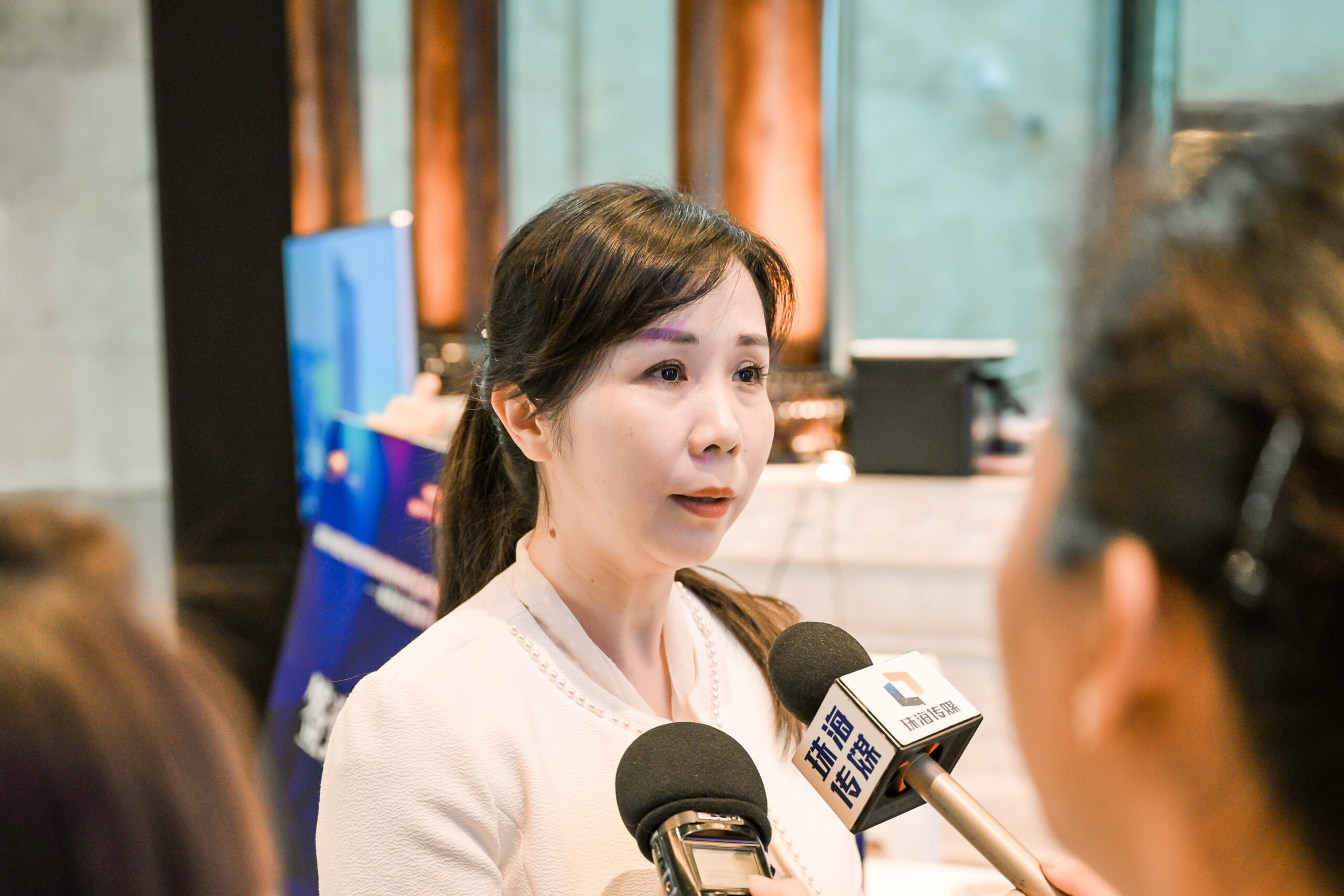 珠海市科技创新局交流合作科科长吴杨眉女士接受媒体访问时表示欢迎国内外的资源汇聚到珠海，共同在这里进行创新和创业。